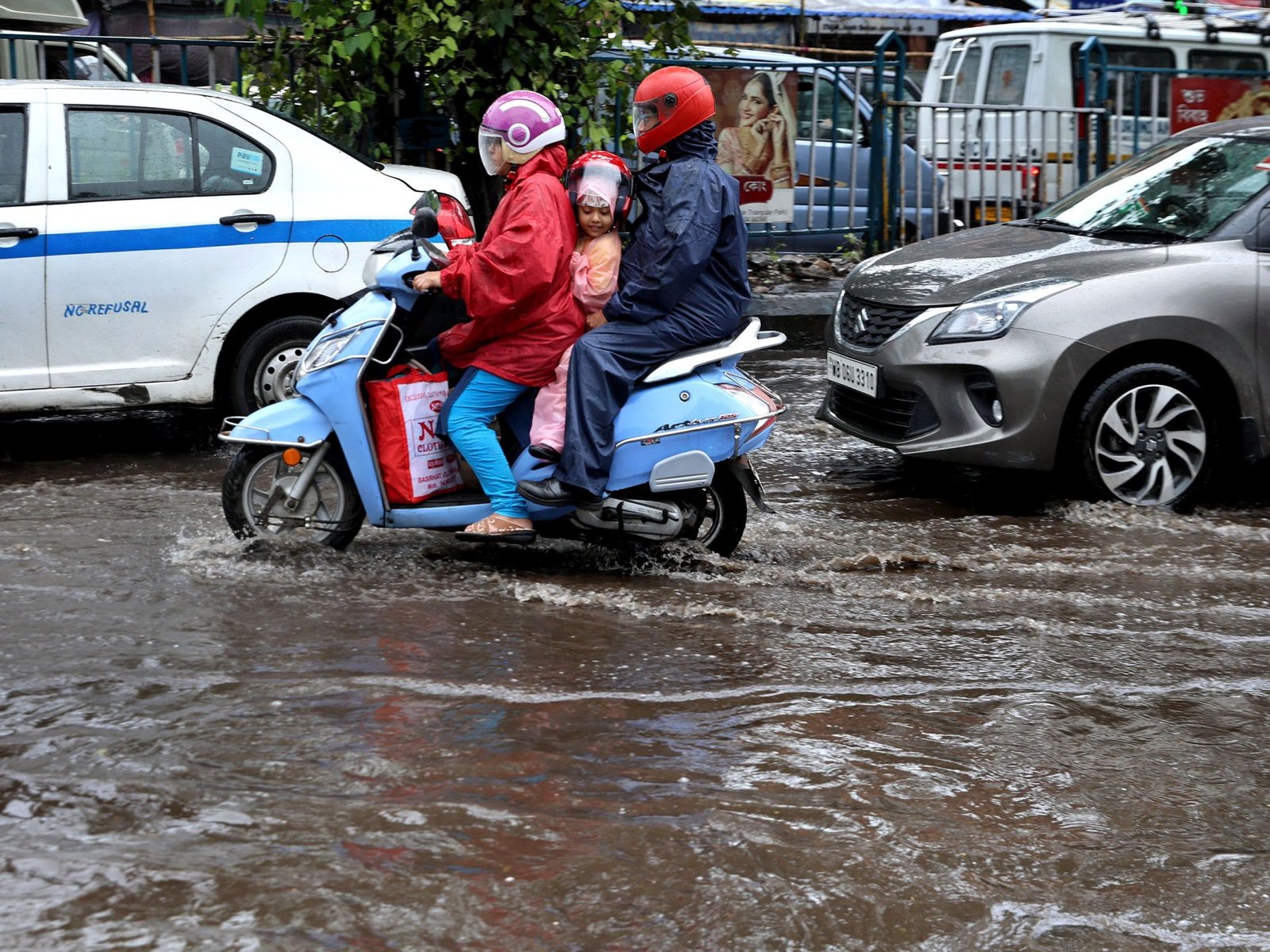 Duizenden geëvacueerd terwijl de oostkust van India zich voorbereidt op Cycloon Dana