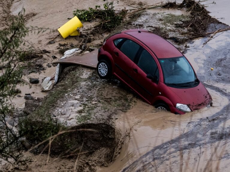 Foto's: Dood en verwoesting door hevige regenval in Spanje