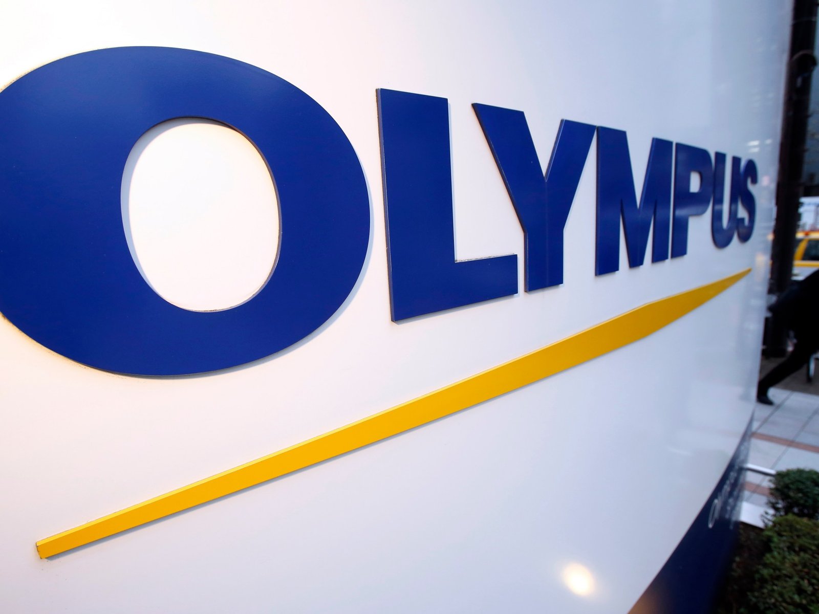 Olympus CEO Treedt Af na Beschuldigingen van Aankoop van Illegale Drugs