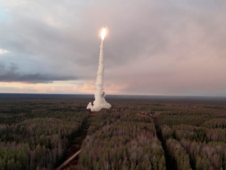 Poetin van Rusland start oefening met nucleaire strijdkrachten ter simulatie van aanvallen