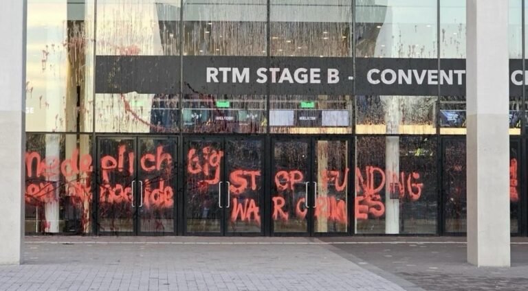 Ahoy Rotterdam Besmeurd met Nepbloed Voorafgaand aan Wapenbeurs; Drie Protestsletten Gearresteerd