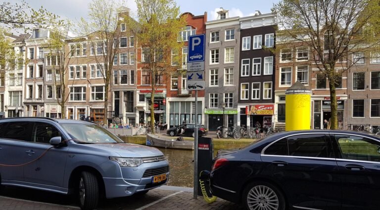 Amsterdam verhoogt parkeertarief in het stadscentrum naar bijna €8 per uur volgend jaar