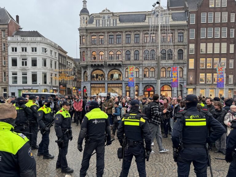 Amsterdamse politie arresteert pro-Palestijnse demonstranten voor overtreden van protestverbod