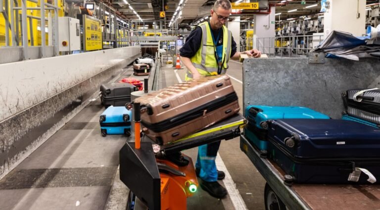 Boetes voor vier bagageafhandelingsbedrijven op Schiphol wegens slechte arbeidsomstandigheden