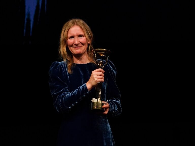 Britse schrijfster Samantha Harvey wint Booker Prize voor ruimte roman Orbital