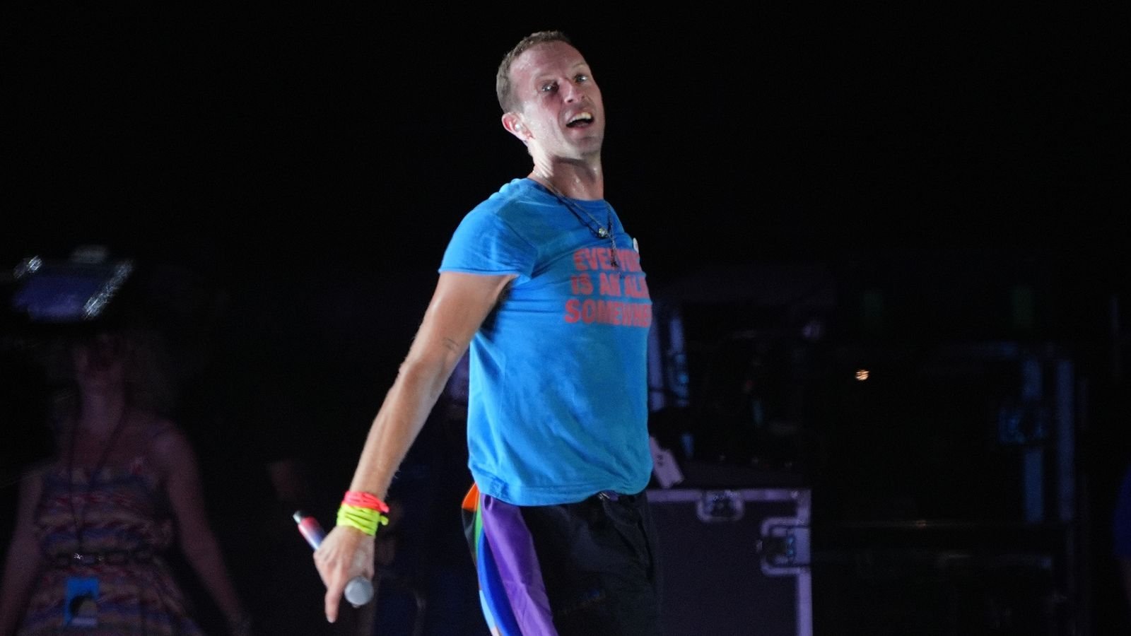 Chris Martin van Coldplay valt door het podium