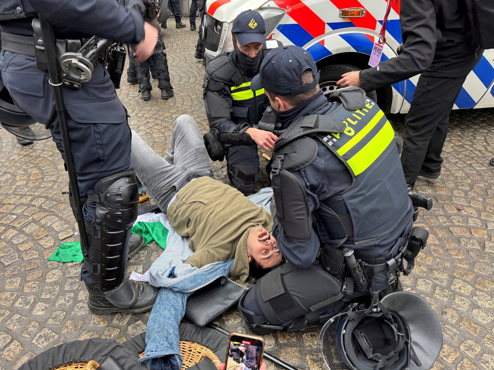 Clashes in Amsterdam leiden tot een verdeeldheid zaaiend schuldspel terwijl oude wonden opnieuw opengaan