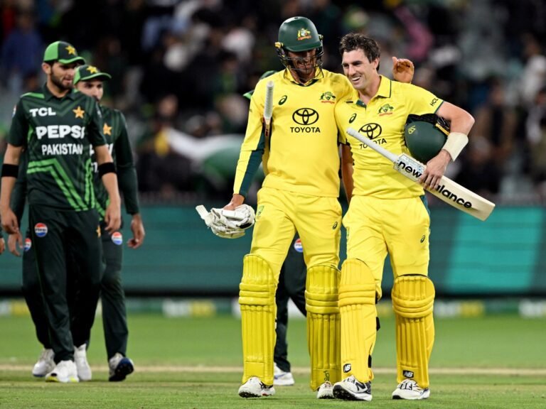 Cummins leidt Australië naar spannende overwinning na Pakistan's comeback in eerste ODI