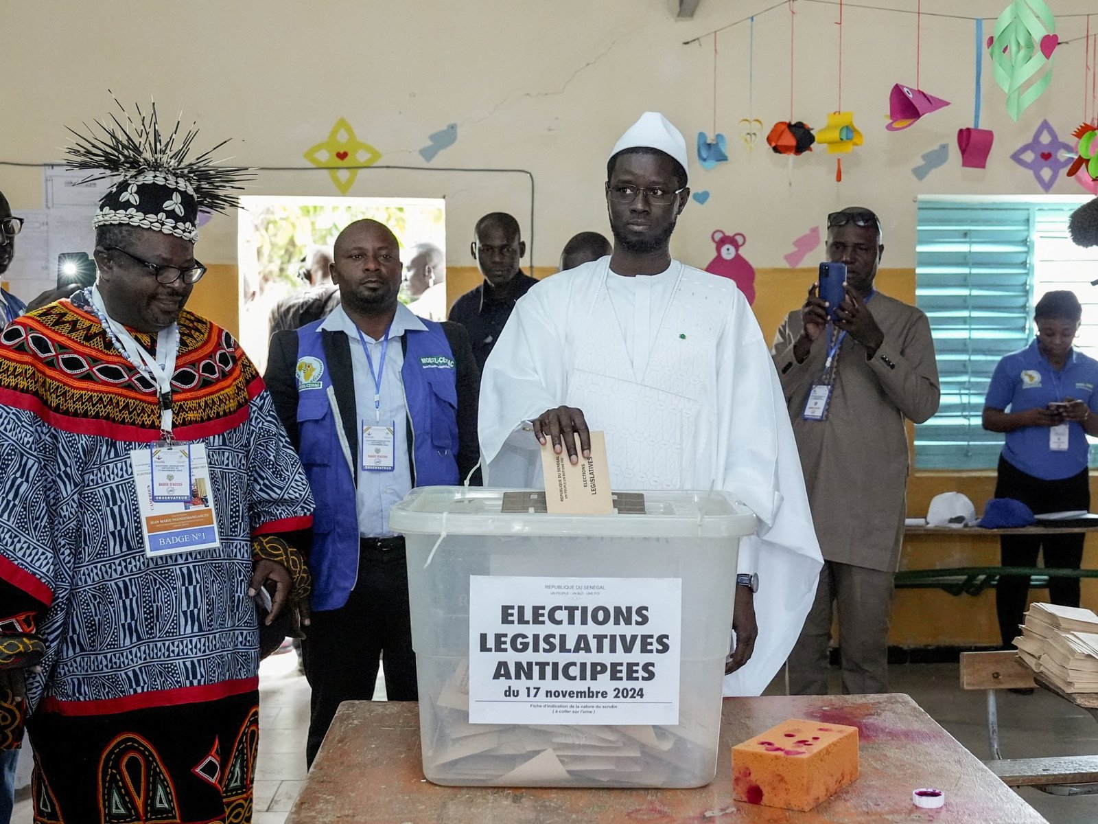 De heersende Pastef-partij in Senegal behaalt grote meerderheid in het parlement