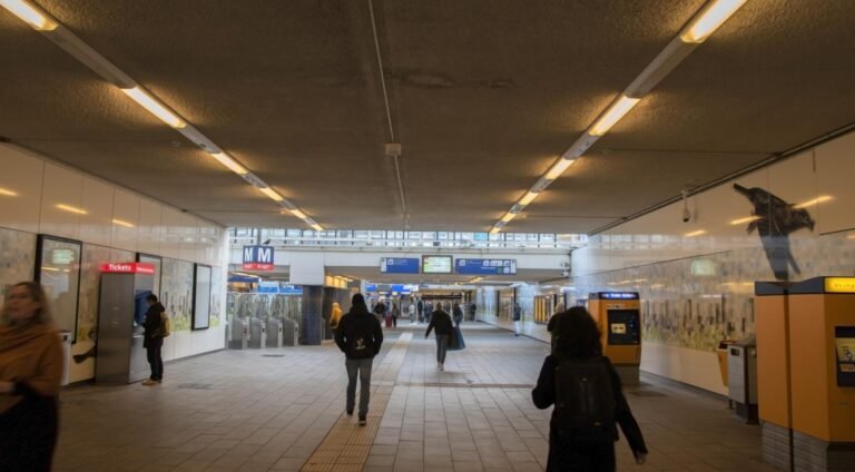 Defecte liften maken Amsterdamse metrostations ontoegankelijk voor rolstoelgebruikers