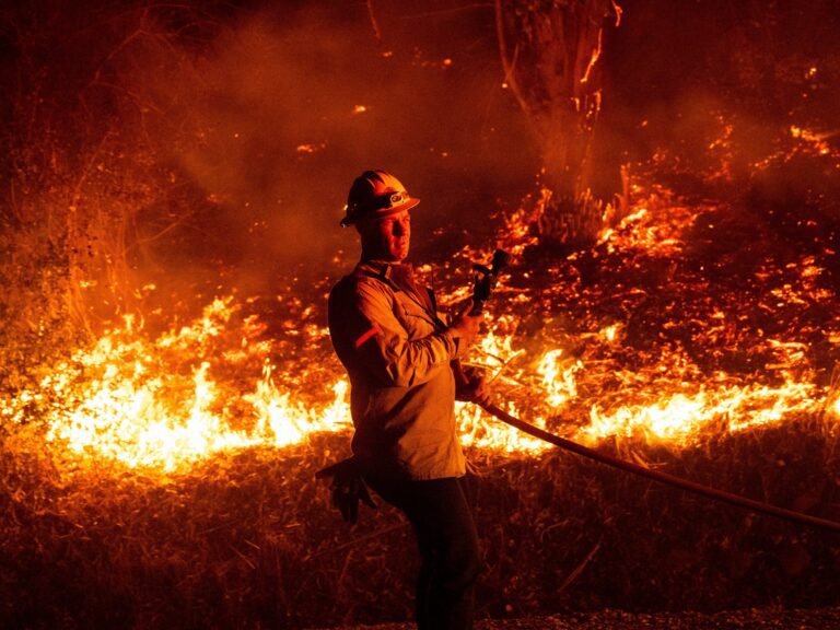 Duizenden Evacués door Verwoestende Bosbranden nabij Los Angeles