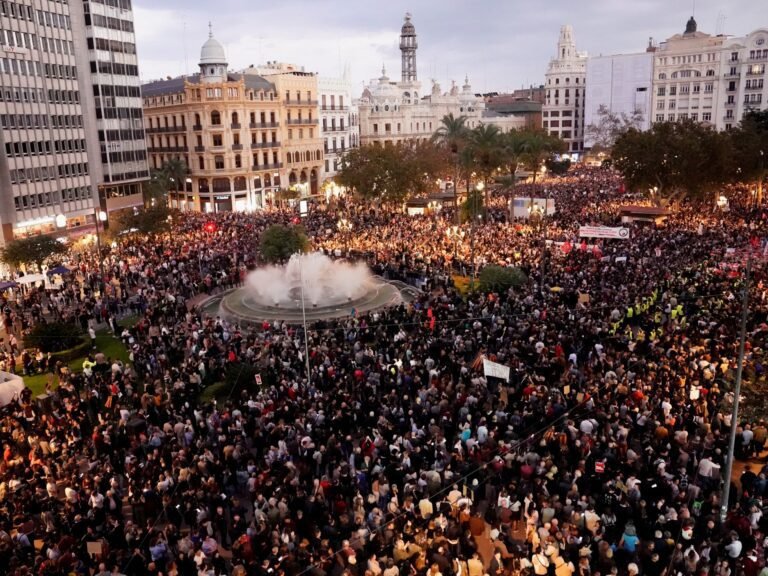 Duizenden protesteren in Valencia, Spanje, over de aanpak van dodelijke overstromingen