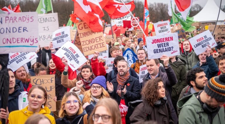 Duizenden protesteren tegen bezuinigingen op het hoger onderwijs in Den Haag