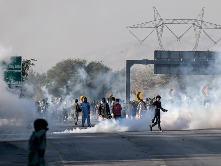 Één dode en tientallen gewonden bij protesten van aanhangers van Imran Khan in Pakistan