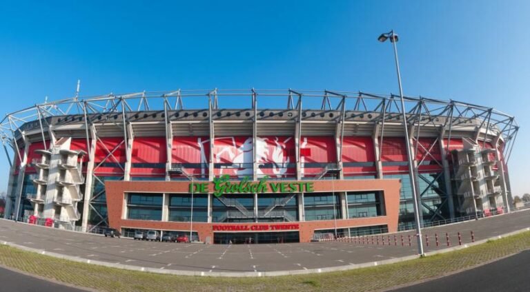 FC Twente sluit deel van stadion tijdens Europa League wedstrijd na racismeonderzoek