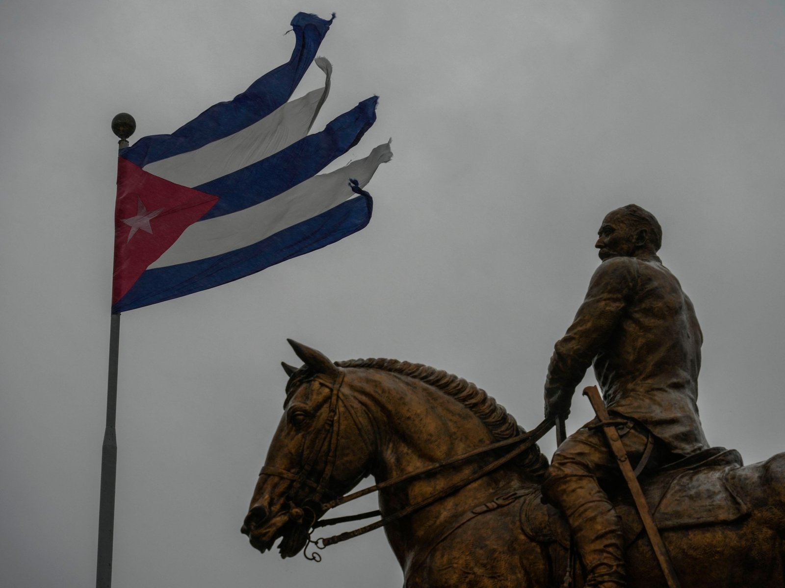 Foto's: Hurrikaan Rafael slaat Cuba hard toe en brengt het eiland in het donker