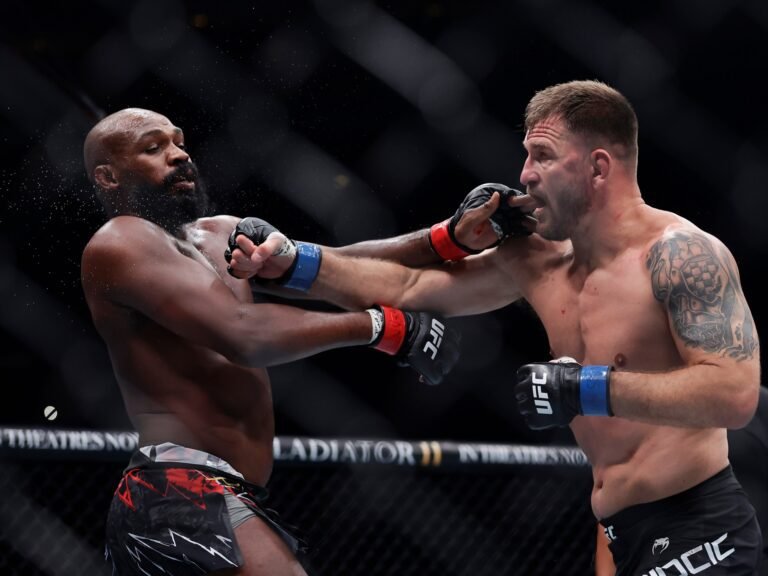 Foto's: Jon Jones beëindigt carrière van Stipe Miocic in aanwezigheid van Trump