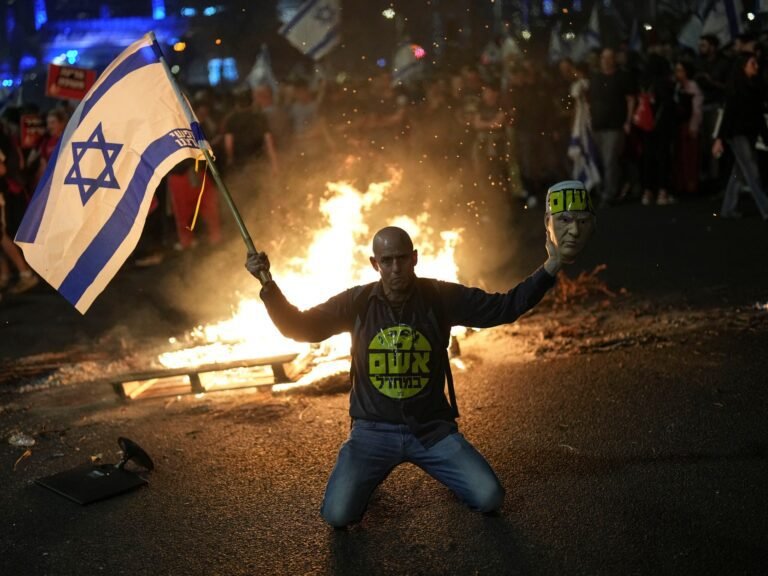 Foto's: Mensen in Israël protesteren tegen het ontslag van de minister van Defensie