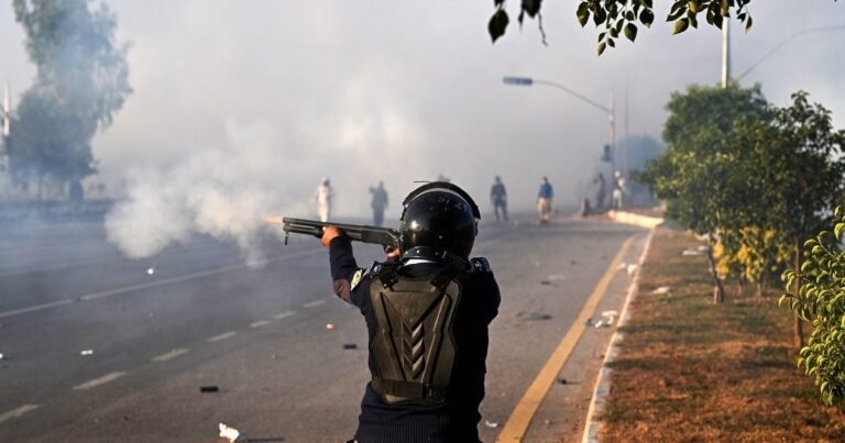 Foto's: Ondersteuners van Imran Khan doorbreken lockdown in Islamabad, Pakistan