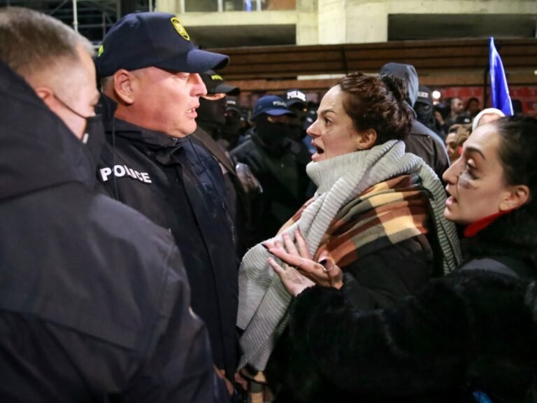 Foto's: Politie in botsing met demonstranten in Georgië