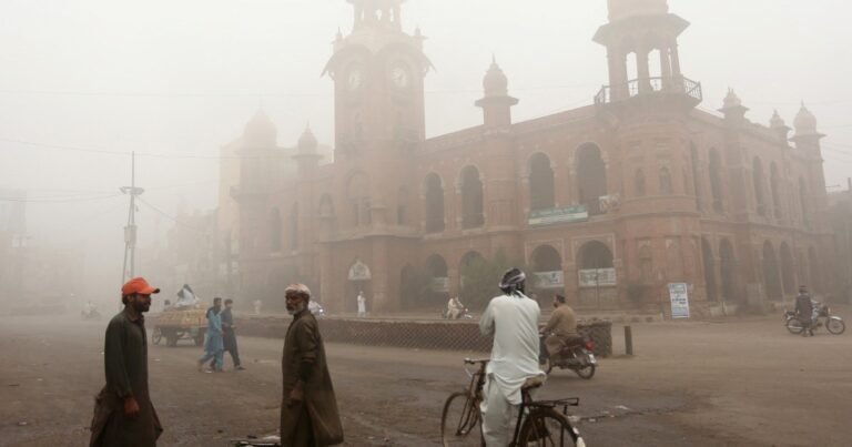 Foto's: Rekord smog in Pakistan beïnvloedt kinderen en dwingt mensen naar huis