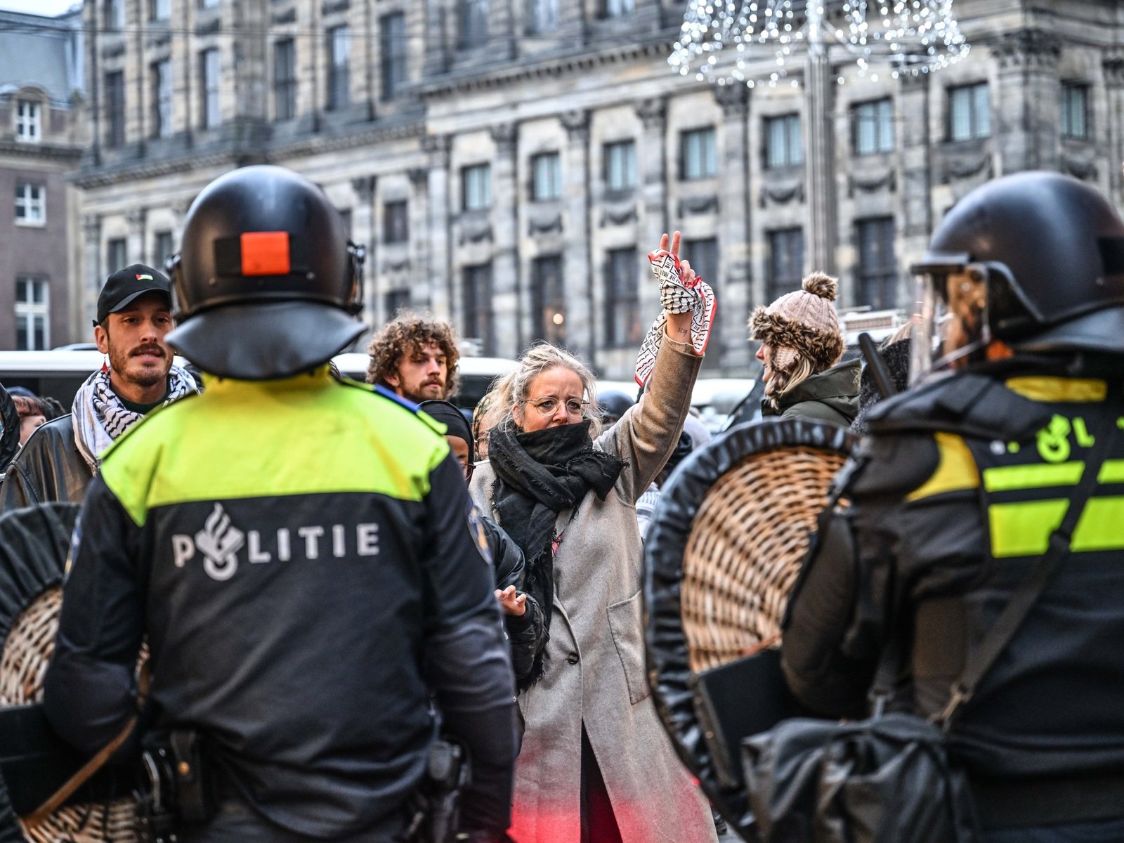 Foto's: Tientallen aangehouden na het negeren van protestverbod in Amsterdam