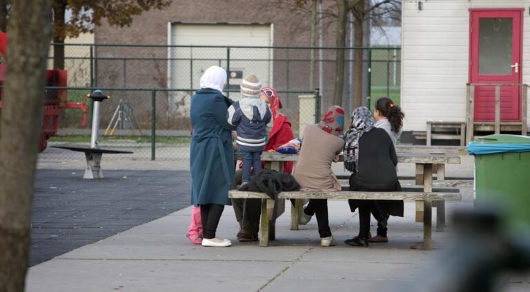 Gemeenteraadsleden en religieuze leiders bekritiseren asielbeleid; Vluchtelingen hebben moeite met het vinden van werk