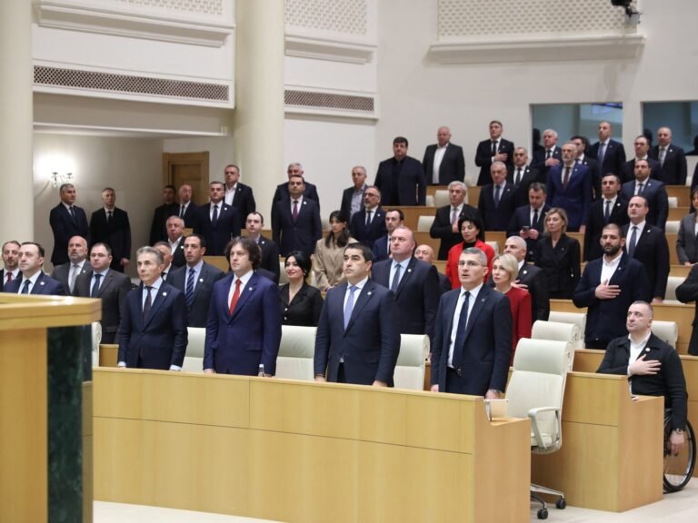 Georgische parlement negeert protesten en stelt presidentsverkiezingen in