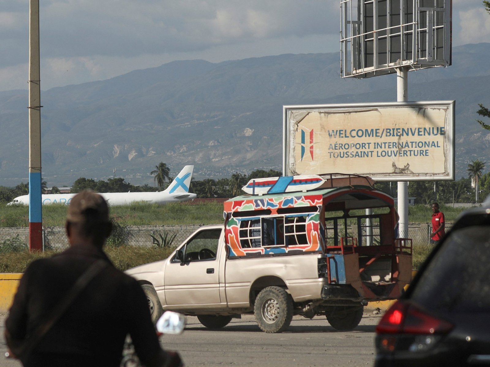 Haiti kan 'volledig geïsoleerd' raken nu hoofd luchthaven opnieuw gesloten is door geschut