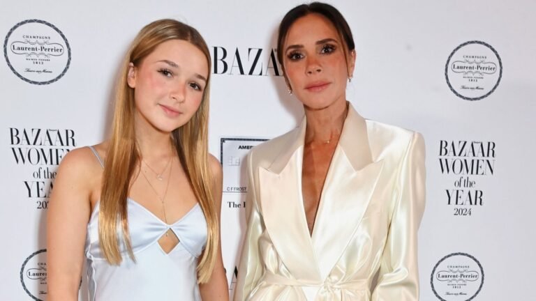 Harper Beckham Overhandigt Moeder Victoria Vrouw van het Jaar Award