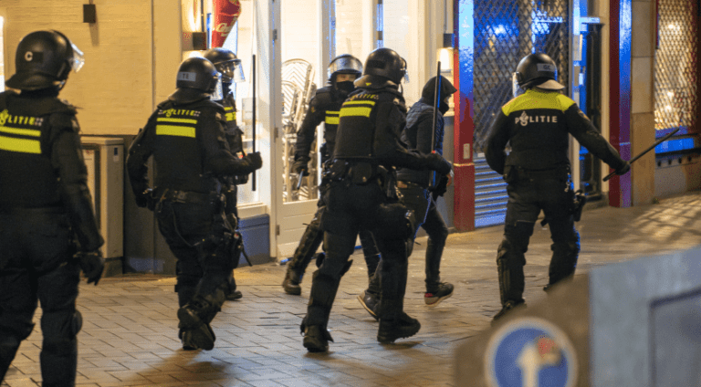 Honderden protesteren op de Dam, ondanks geldend nooddecreet; tientallen arrestaties verricht