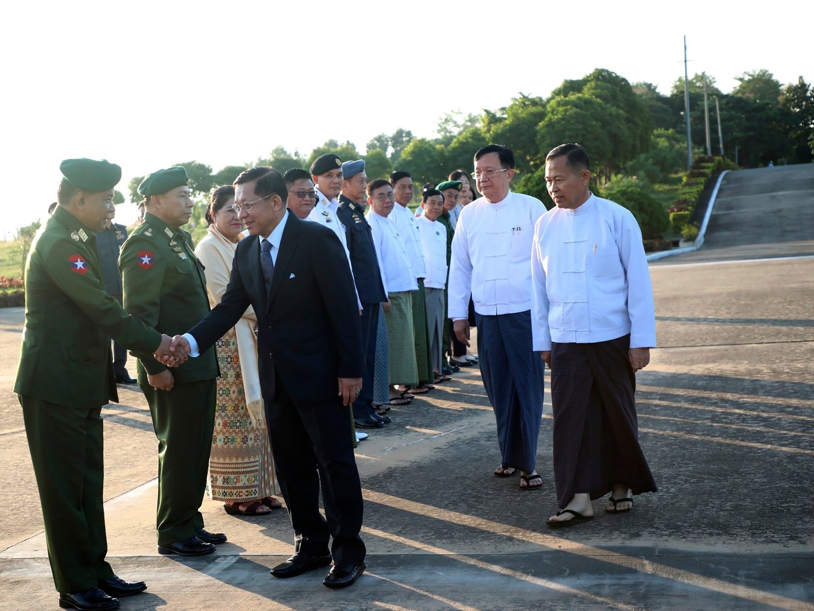 Hoofd van de militaire regering van Myanmar op eerste bezoek aan bondgenoot China sinds de staatsgreep