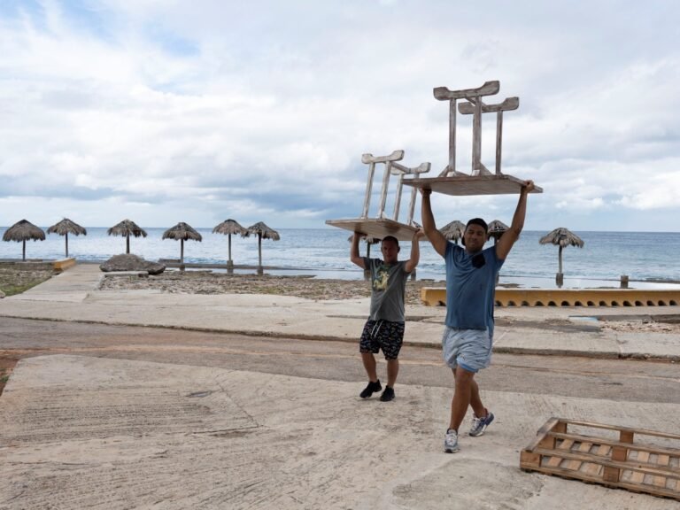 Hurricane Rafael verandert in een categorie 2 storm terwijl het Cuba nadert