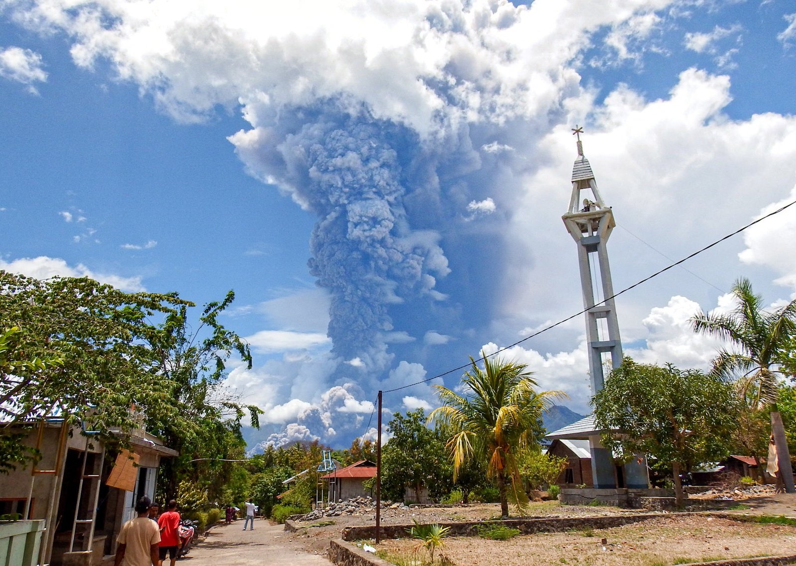 Indonesië's Laki-Laki vulkaan barst acht keer uit terwijl de overheid permanente verhuizing overweegt