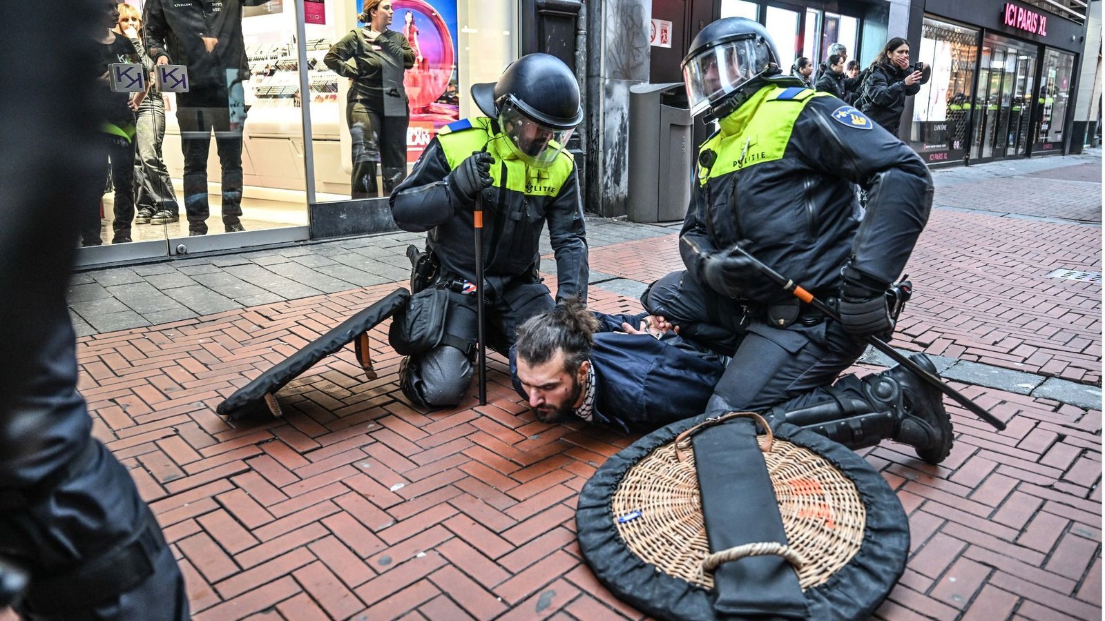 Is de officiële reactie op het geweld in Amsterdam partijdig?