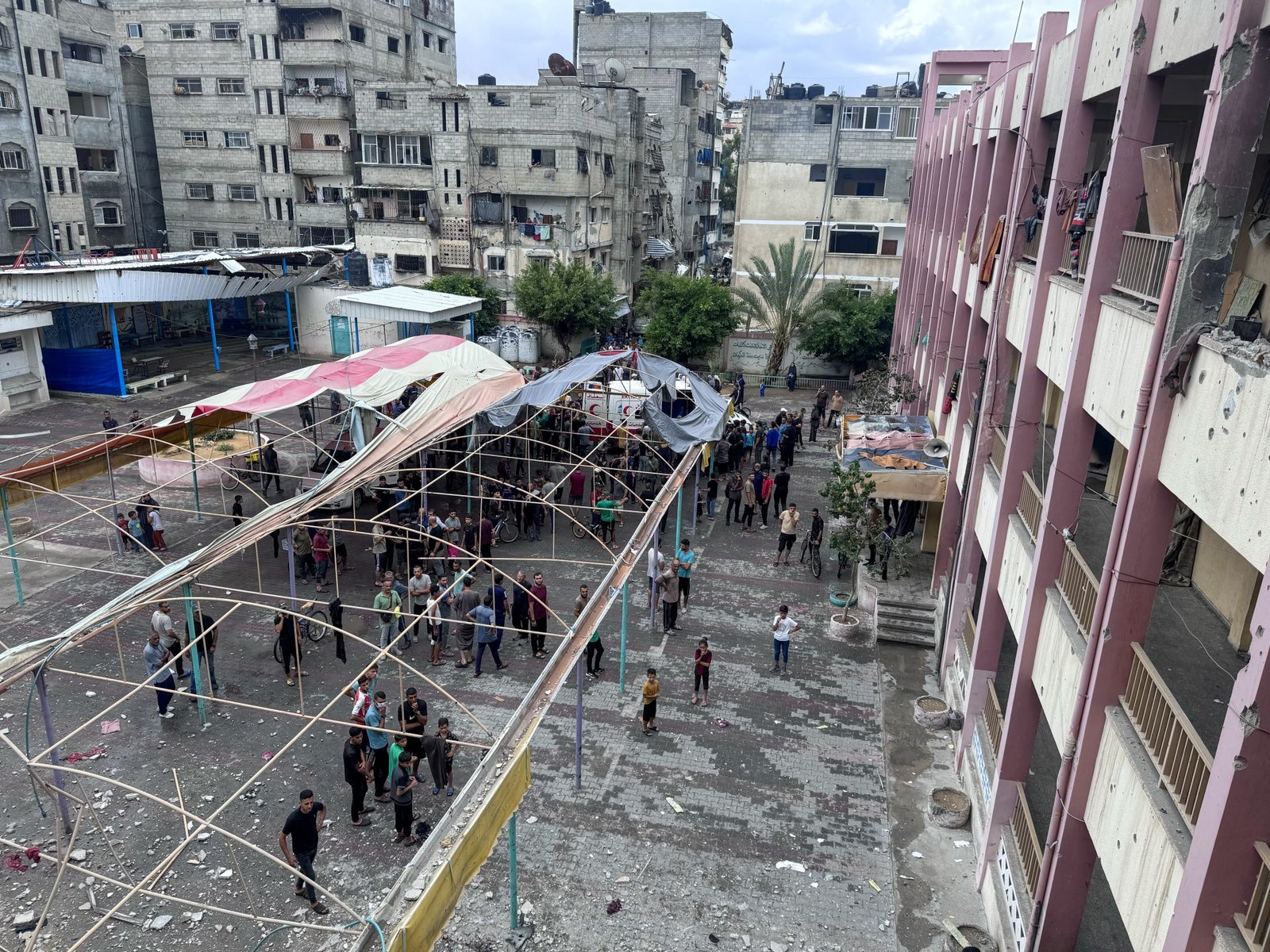 Israëlische luchtaanval op school in Gaza Stad, nu schuilplaats, eist 10 levens