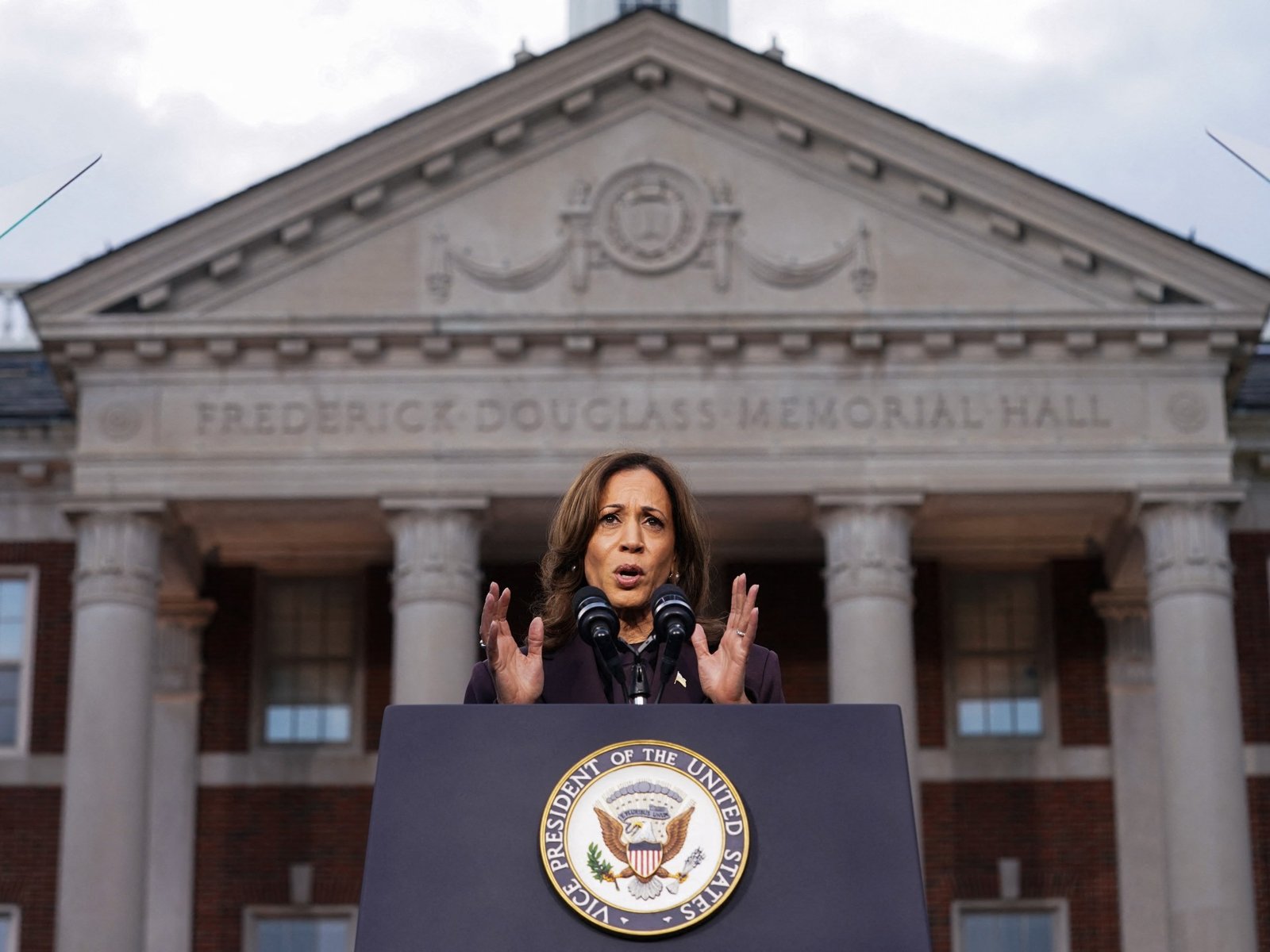 Kamala Harris geeft presidentsverkiezingen op aan Donald Trump