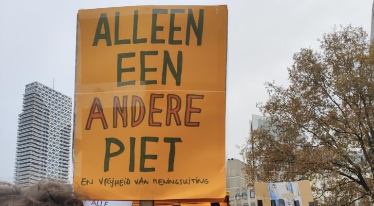 Kick Out Zwarte Piet in Yerseke Aangevallen met Eieren, Noodbevel van Kracht