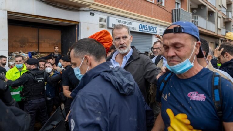 Menigte gooit modder en scheldt naar Spaanse koninklijke familie en premier tijdens bezoek aan door overstromingen getroffen dorp