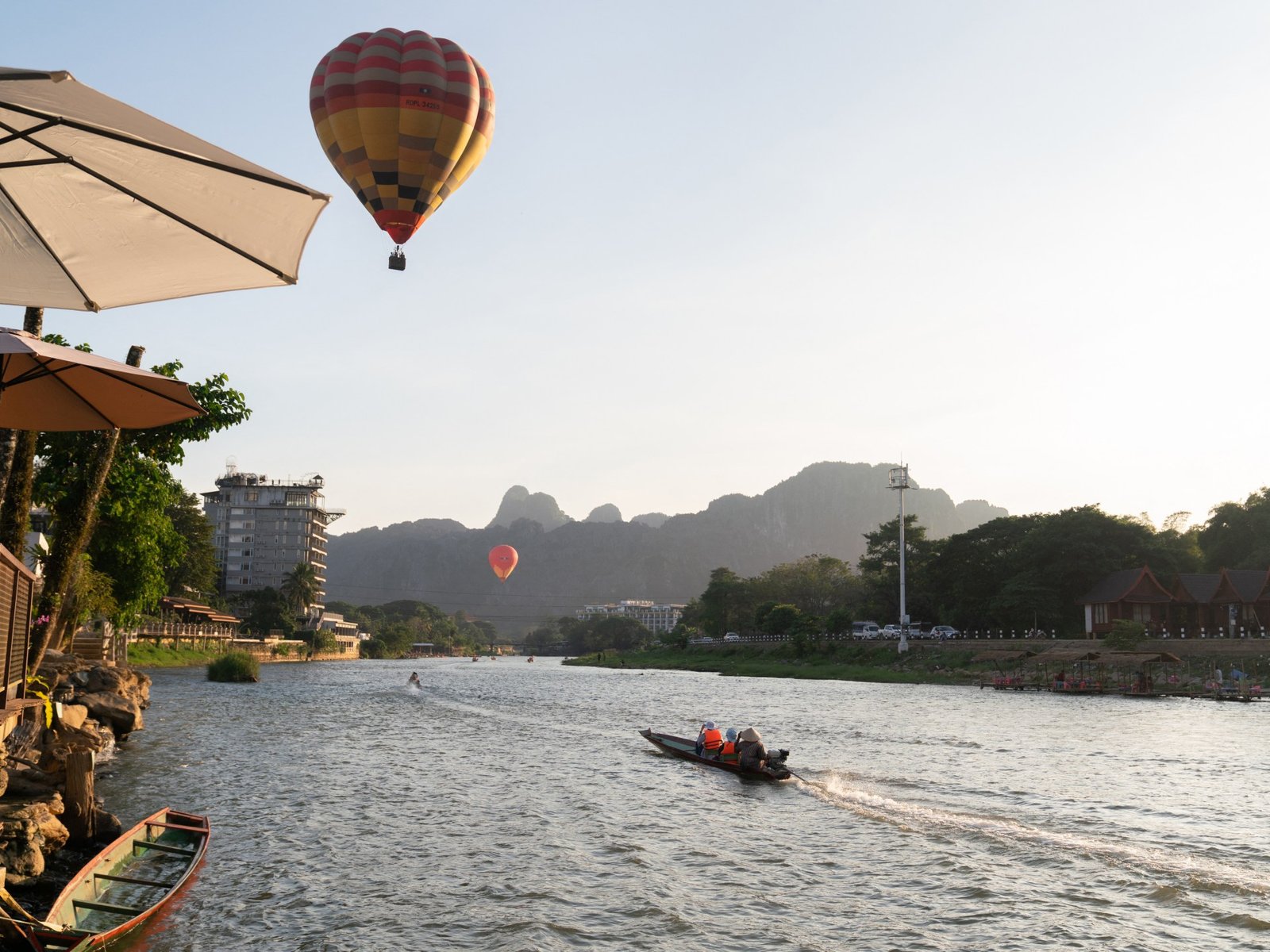 Methanolvergiftiging in Laos leidt tot doden en bezorgdheid onder backpackers