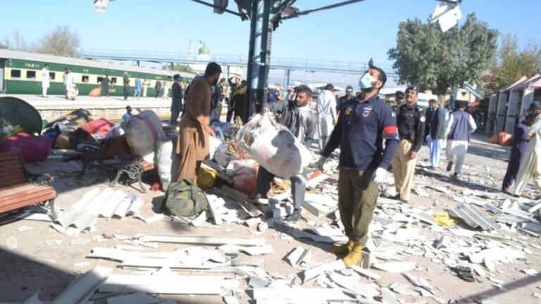 Minstens 24 doden bij bomaanslag op treinstation in Quetta, Pakistan