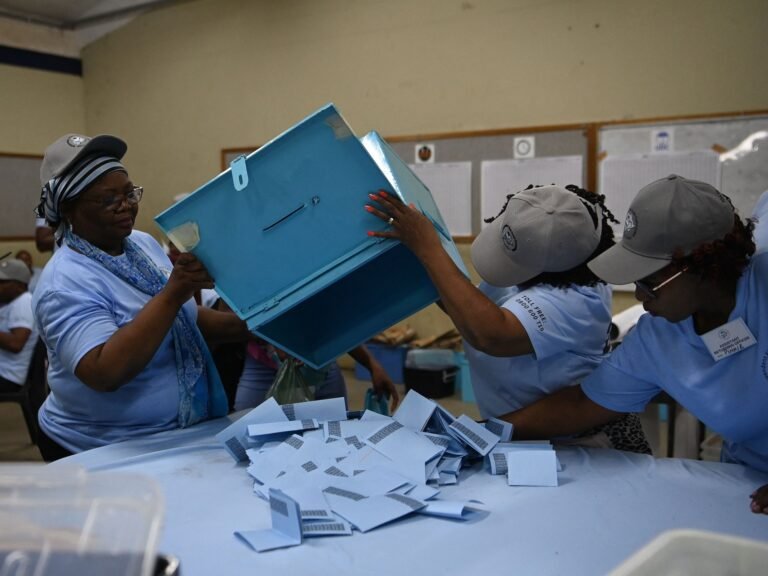 Na Zestig Jaar Verliest Botswana's Heersende Partij de Macht, Vroege Resultaten Tonen Aan