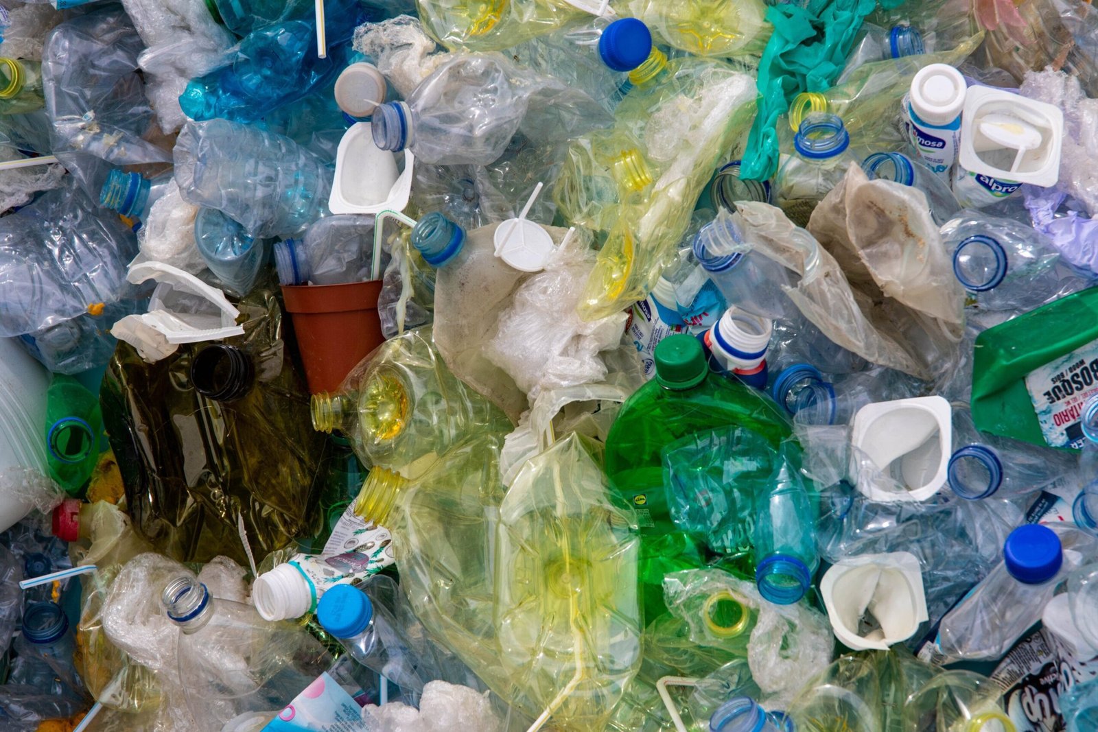 Onderzoek toont aan dat vier wereldwijde beleidsmaatregelen meer dan 90% van het plasticafval en 30% van de bijbehorende koolstofemissies kunnen elimineren tegen 2050