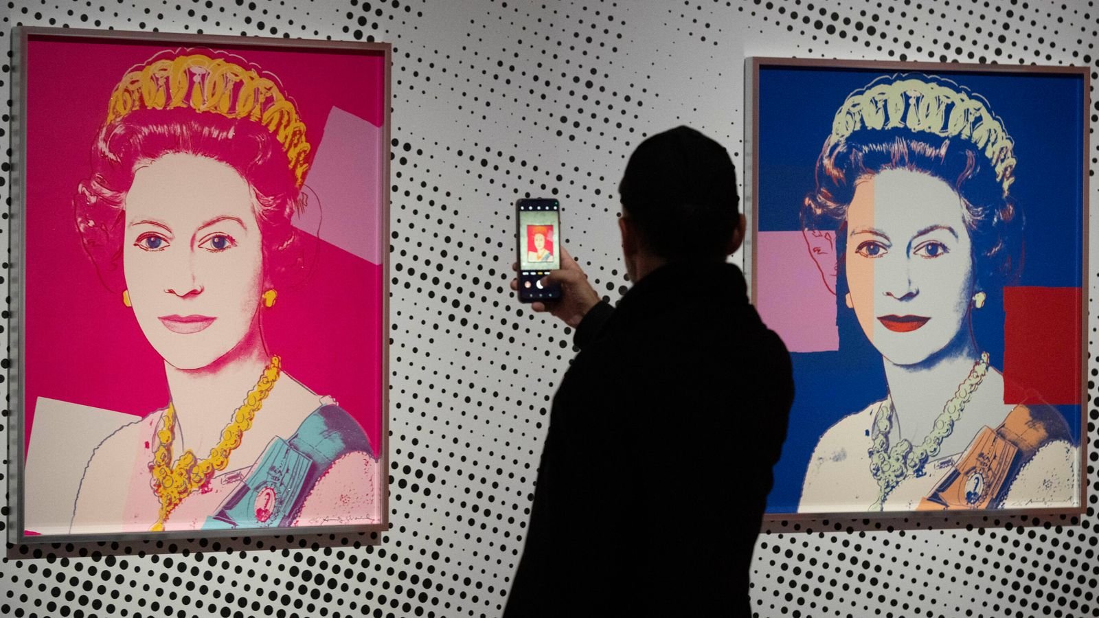 Onprofessionele dieven stelen Warhol-print van de Koningin, maar passen andere gestolen schilderijen niet in hun vluchtauto