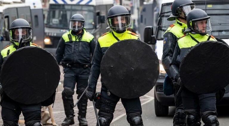 Ouders en straatcoaches ondersteunen politie voor een rustige avond in Amsterdam