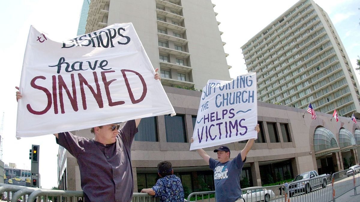 Overlevenden van geestelijke misbruik roepen Vaticaan op om zero-tolerancebeleid wereldwijd uit te breiden