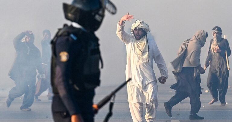 Pakistaanse politie ruimt Khan-protesters uit Islamabad