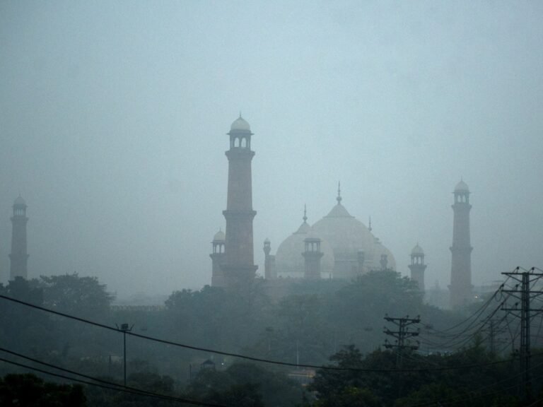 Pakistan verstikt in smog: Doet de regering genoeg om het probleem aan te pakken?