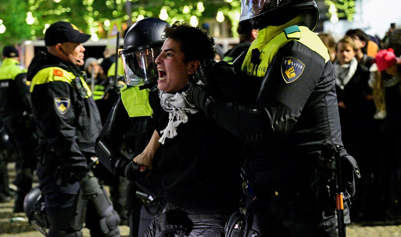 Politie houdt pro-Palestijnse demonstranten aan die verbod in Amsterdam negeren