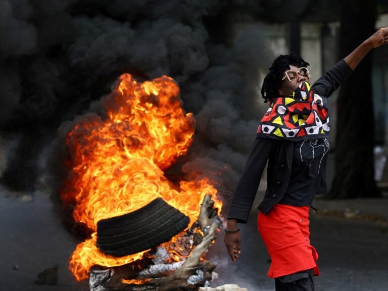 Politie in Mozambique zet traangas in tegen protesterende demonstranten die 'vervalste' verkiezingen aan de kaak stellen